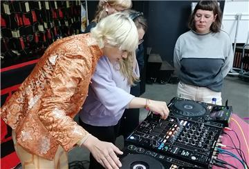 Auf dem DJ-Workshop der feministischen Woche in Bremerhaven zeigt DJ Lady Oelectric wie man Musik ineinander mischt. Sie ermutigt Frauen dazu, Hemmungen im Umgang mit Technik zu überwinden.