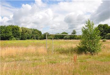 Auf dem ehemaligen Sportplatz des ESV Bremerhaven direkt am Bürgerparkt werden 20 Baugrundstücke erschlossen. Das Gebäude im Hintergrund war früher das Vereinsheim, heute ist es eine Kindertagesstätte.
