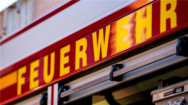 Futtermittel und Traktoren verbrannt: Sechsstelliger Schaden Auf dem Einsatzfahrzeug ist in gelber Farbe der Schriftzug „Feuerwehr“ zu lesen.
