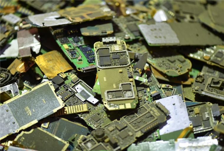 Auf dem ersten Blick  wertloser Elektroschrott: Doch aus diesen Handy-Steuerplatinen  können wertvolle Rohstoffe gewonnen werden.