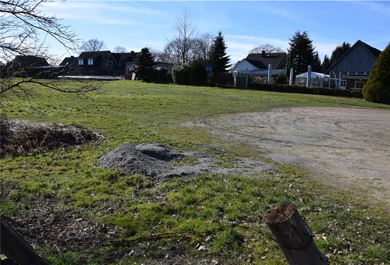 Kleines Baugebiet für Rhadereistedt befürwortet Auf dem etwa 6700 Quadratmeter großen Areal zwischen Hundebachweg und Neuem Weg hinter dem Lokal „Zum Gallus“ in Rhadereistedt sollen etwa fünf bis sechs Grundstücke für Häuslebauer entstehen.
