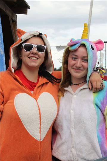 Auf dem Festivalgelände waren auch einige Besucher zu sehen, die sich besonders ...