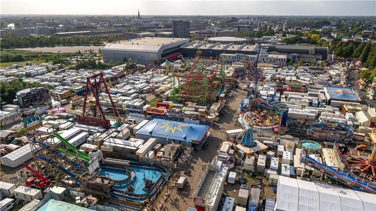 Auf dem Festplatz vor der Weser-Ems-Halle wird der Oldenburger Kramermarkt aufgebaut.