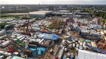 Auf dem Festplatz vor der Weser-Ems-Halle wird der Oldenburger Kramermarkt aufgebaut.