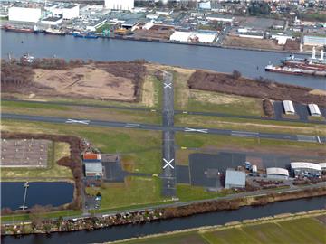 Auf dem Flugplatz Luneort geht nichts mehr. Der Aero-Club hat gegen die Schließung geklagt, nun appellieren der Oberbürgermeister und der Wirtschaftssenator an die Flieger, sich der wirtschaftlichen Entwicklung nicht länger in den Weg zu stellen.