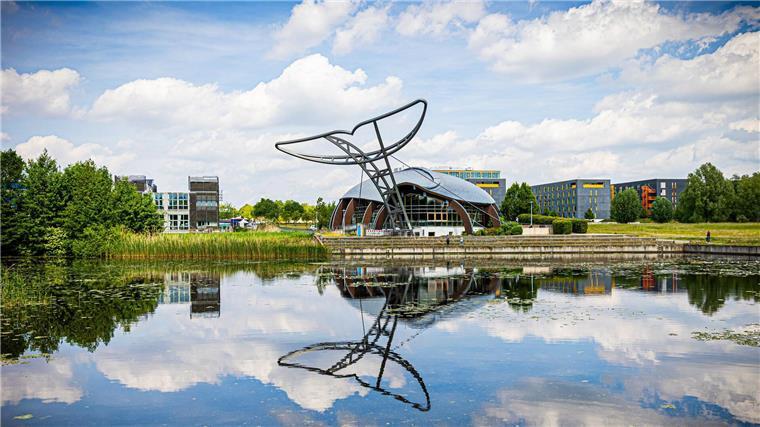 Hannover feiert 25. Jahrestag der Expo Auf dem früheren Expo-Gelände mit dem Expowal als Wahrzeichen wird der 25. Jahrestag der Weltausstellung gefeiert.