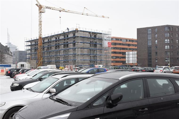 Parkhaus Alte Feuerwache: Ohne städtisches Geld wird es nicht gehen Auf dem Gelände Alte Feuerwache entsteht derzeit ein Zwei-Sterne-Hotel. Folgen soll ein Dienstleistungszentrum. Das geplante Parkhaus auf dem Grundstück wird sich jedoch – anders als ursprünglich geplant – nicht ohne öffentliche Finanzierung realisieren lassen.