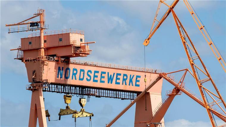 Auf dem Gelände der früheren Emder Nordseewerke sollen künftig Schiffe recycelt werden. (Archivbild)