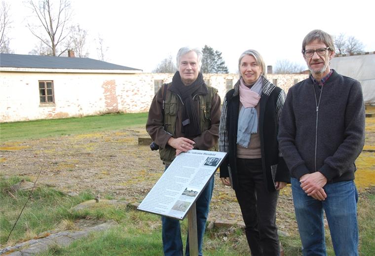 Auf dem Gelände der Gedenkstätte Lager Sandbostel entstanden die Fotos von Jost Wischnewski (links), hier mit Kulturwissenschaftlerin Daniela Platz und Gedenkstättenleiter Andreas Ehresmann.