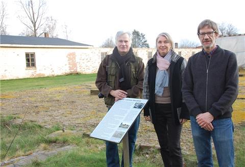 Auf dem Gelände der Gedenkstätte Lager Sandbostel entstanden die Fotos von Jost Wischnewski (links), hier mit Kulturwissenschaftlerin Daniela Platz und Gedenkstättenleiter Andreas Ehresmann.