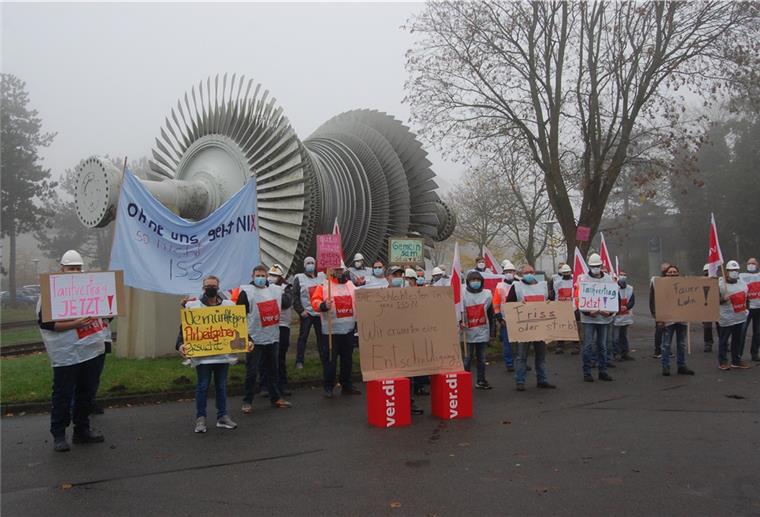 Auf dem Gelände des Kernkraftwerks Unterweser machten Mitarbeiter der Reinigungsfirma in der Mittagspause auf ihre Forderungen aufmerksam. Foto: Gohritz