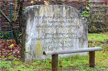 Auf dem Gelände hinter dem Zevener Königin-Christinen-Haus hat ein Unbekannter diesen Gedenkstein beschmiert. Mit etwas Mühe ist oben das Wort „Fuck“ zu entziffern. Was darunter steht, ist gänzlich unleserlich.