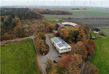 Auf dem gerodeten Gelände neben dem Verwaltungsgebäude in Holßel soll die neue Halle entstehen. Die Arbeiten beginnen im nächsten Jahr.