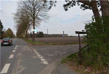 Auf dem Grundstück im Hintergrund an der Wesermünder Straße soll die neue Kita in Wehdel entstehen.