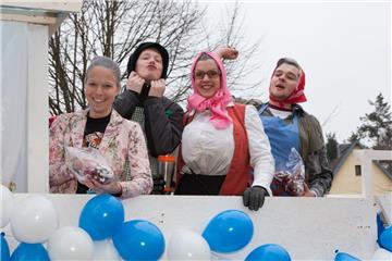 Auf dem Heidi-Kabel-Wagen geht&apos;s um Volksmusik - oder? Karneval in Wehdel 2...
