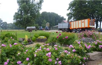 Auf dem Hof Bösch, einem der größten in Malstedt, konnte sich die Jury von „Unser Dorf hat Zukunft“ ein Bild vom gelungenen Nebeneinander von Landschaft und Landwirtschaft machen.