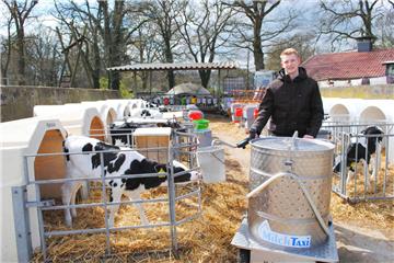 Auf dem Hof gehört auch das Füttern der Kälber wie hier mit dem Milch-Taxi zu den Aufgaben des Auszubildenden Lars Ruschmeyer. 