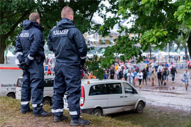 Auf dem Hurricane waren mehr Polizisten im Einsatz als in den Jahren zuvor. nord24-Reporter Philipp Overschmidt hat davon fast nichts gemerkt und gibt Tipps fürs Deichbrand.