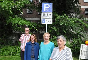 Auf dem Jahnparkplatz (Foto) und am Rathaus gibt es jetzt einen Generationenparkplatz. Unser Bild zeigt (links und rechts) Albert Mumme und Ursula Freese vom Senioren- und Behindertenbeirat und die beiden SPD-Ratsfrauen Claudia Freese (2. von links) und Edeltraut Spreen.