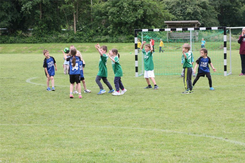 Auf dem Kreissportplatz spielen die Drei- bis Achtjährigen Handball. Fünf Mannsc...