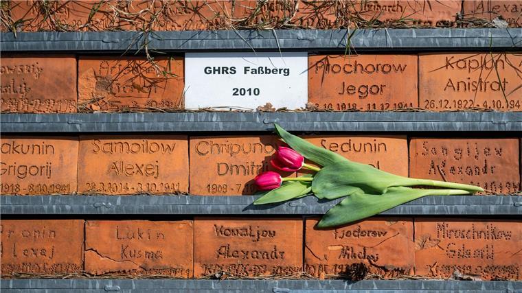 Auf dem Kriegsgefangenenfriedhof werden regelmäßig Blumen abgelegt. (Archivbild)