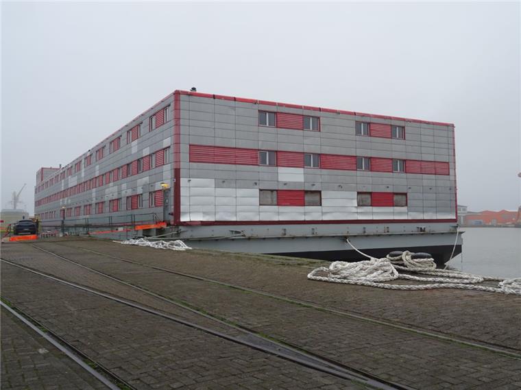 Auf dem Lastkahn "Kalmar" sollen Werftarbeiter und Zulieferer in Bremerhaven übernachten.