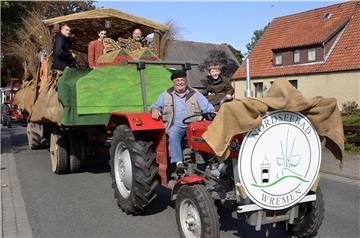 Auf dem Marketenderwagen des Wremer Verkehrsvereins fuhren sogar Enten und Hühne...