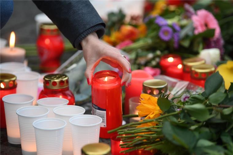 Auf dem Marktplatz in Halle wurden Blumen und Kerzen als Zeichen der Trauer aufgestellt. 