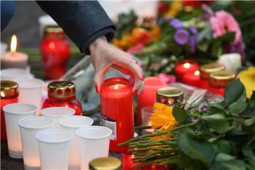 Auf dem Marktplatz in Halle wurden Blumen und Kerzen als Zeichen der Trauer aufgestellt. 