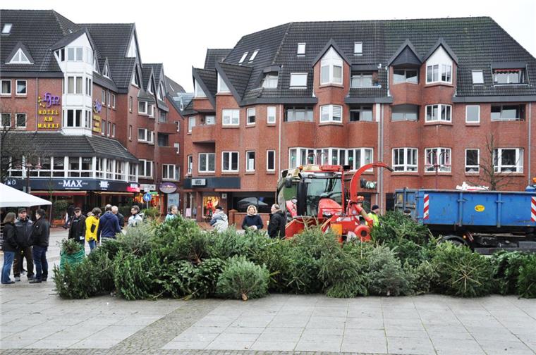 Auf dem Nordenhamer Marktplatz sind am Samstag 1100 Weihnachtsbäume geschreddert worden