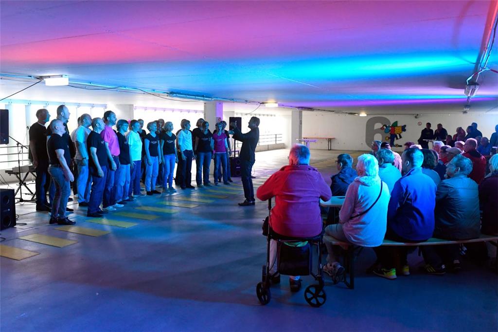 Auf dem Parkdeck an der Volkshochschule gab es Musik. Foto: Scheer