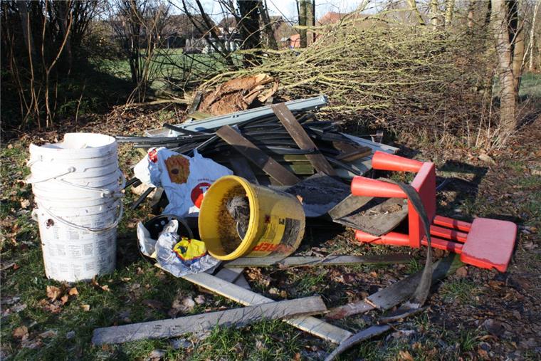Auf dem Parkplatz am Friedhof in Elsdorf wurden Holzreste und Plastikmüll illegal entsorgt.