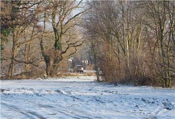 Schneebedeckter Parkplatz am Sieverner See