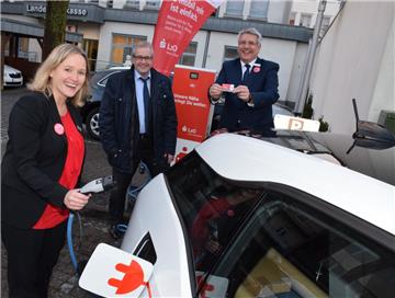 Auf dem Parkplatz der LzO-Filiale in Nordenham steht jetzt eine E-Ladestation. Darüber freuen sich (von links): Martina Francksen (Filialleiterin), Bürgermeister Carsten Seyfarth und Andreas Vollert (Direktor des Bereichs Privatkunden in der Region Wesermarsch).