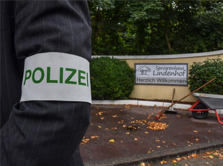 Zwei Tote auf Parkplatz in Langen gefunden Auf dem Parkplatz des Seniorenheims sind zwei Tote gefunden worden. Die Polizei ermittelt.