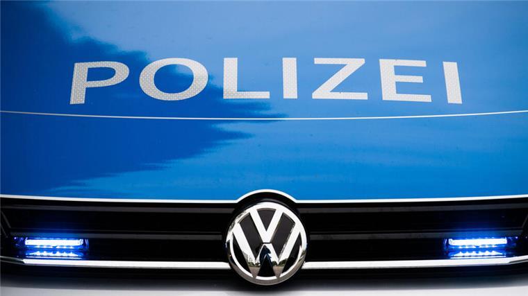 Schriftzug "Polizei" auf der Motorhaube eines Polizeifahrzeugs. Die Polizei Bremerhaven ermittelt nach einer Fahrerflucht.