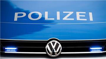 Schriftzug "Polizei" auf der Motorhaube eines Polizeifahrzeugs. Die Polizei Bremerhaven ermittelt nach einer Fahrerflucht.