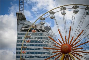 Auf dem Platz vor dem Lloyd´s war das Riesenrad lange aufgebaut.