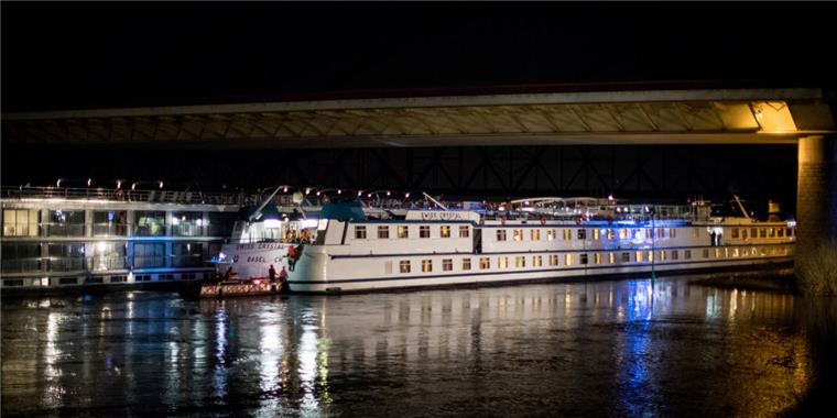 Auf dem Rhein in Duisburg ist am Abend des zweiten Weihnachtsfeiertages ein Hotelschiff gegen einen Brückenpfeiler geprallt. Der Bug wurde beschädigt, das Schiff wurde evakuiert.