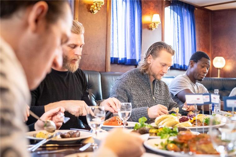 Auf dem Salondampfer "Hansa" wurden die Lieblingsgerichte der Eishockeyspieler der Fischtown Pinguins gekocht.