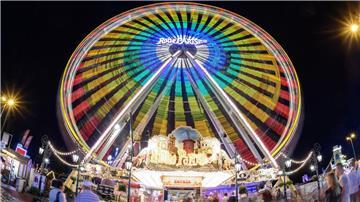 Auf dem Schützenplatz steht ein Riesenrad.