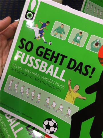 Auf dem Sofa die Theorie, im Fernsehen die Praxis. (Thalia)