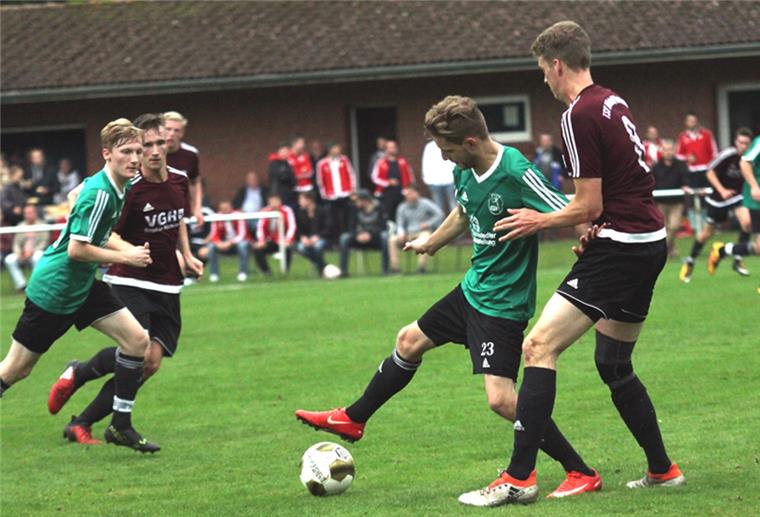 Auf dem Sportplatz in Bülstedt (Foto) wird derzeit nur tagsüber gespielt und trainiert. Das wird sich erst ändern, wenn das Gelände mit einer Flutlichtanlage ausgestattet ist.