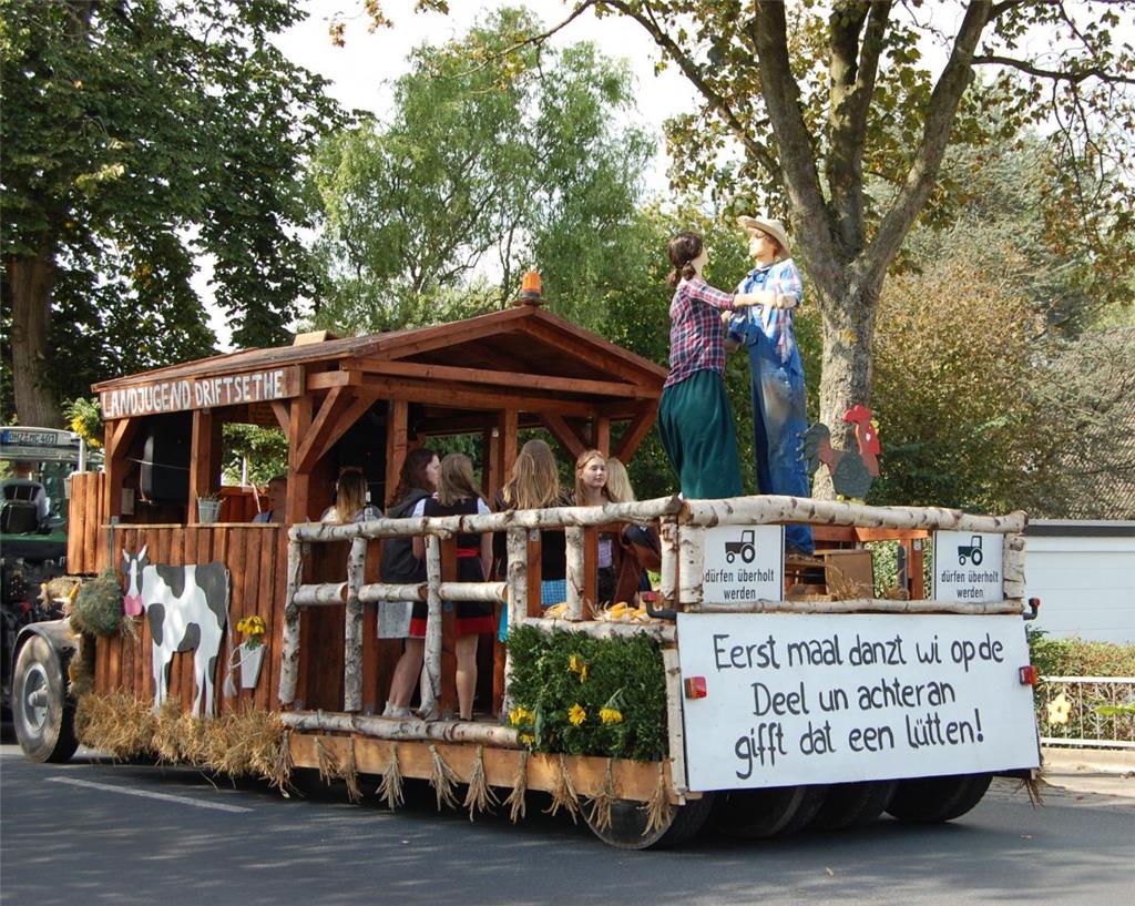 Auf dem Umzugswagen der Landjugend Driftsethe dreht ein künstliches Tanzpaar sei...