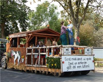 Auf dem Umzugswagen der Landjugend Driftsethe dreht ein künstliches Tanzpaar sei...