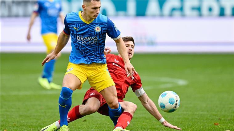 2:3 in Kaiserslautern: Rückschlag für Braunschweig Auf dem verlorenen Posten beim FCK: Sven Köhler (li.) und die Eintracht
