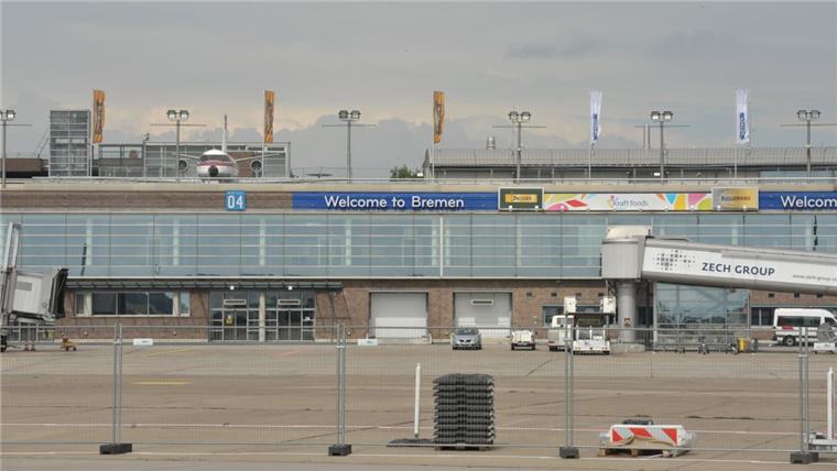 Flughafen Bremen: Mann raucht vorm Flugzeug - und wird festgenommen Auf dem Vorfeld des Bremer Flughafens parken die Flugzeuge. Einen 21-Jährigen aus Stockholm hielt das trotzdem nicht davon ab, hier eine Zigarette zu rauchen.