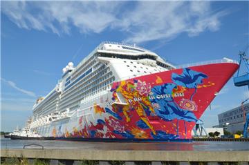 Auf dem Weg nach Bremerhaven: Genting Dream.