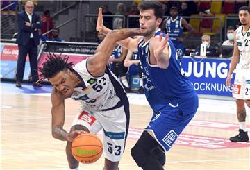 Auf dem Weg zum Korb lässt sich Kevin Yebo (links) zurzeit kaum aufhalten. Der Power Forward ist aktuell der Topscorer der ProA.