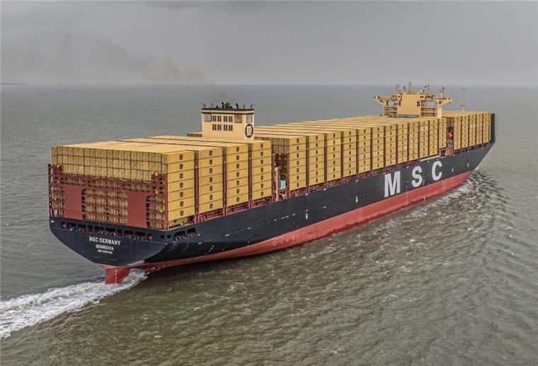Spektakuläre Schiffstaufe direkt an den Hamburger Landungsbrücken Ein Containerschiff mit gelben Containern auf dem Meer.